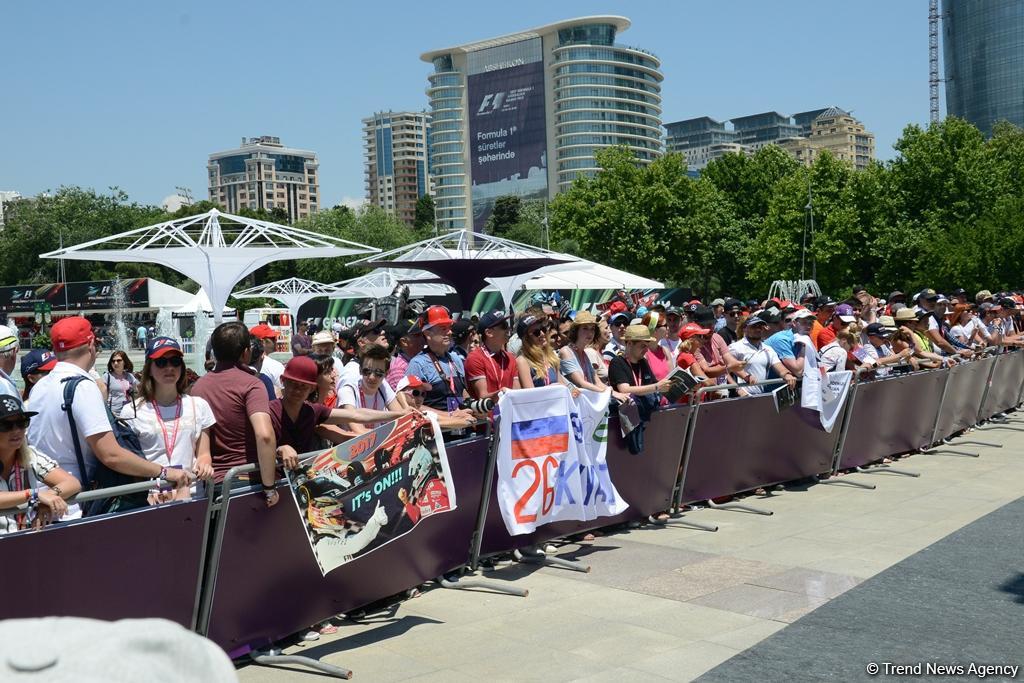 Bakıda "F1 Village" zonasında "Formula 1" pilotlarının avtoqraf-sessiyası FOTOLARDA