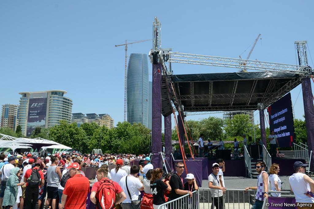 Bakıda "F1 Village" zonasında "Formula 1" pilotlarının avtoqraf-sessiyası FOTOLARDA