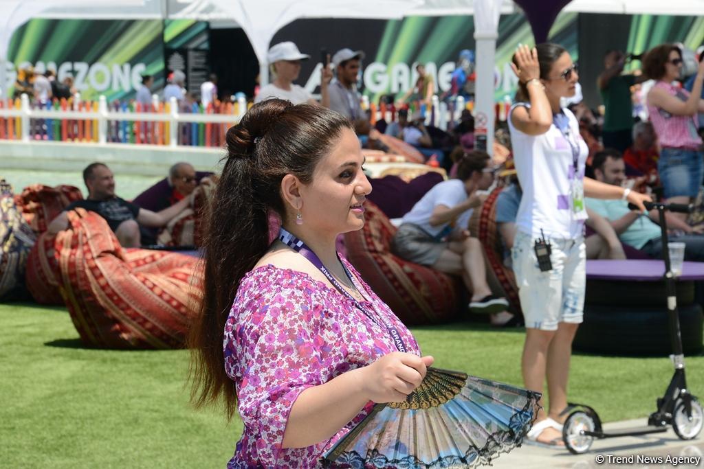 Bakıda "F1 Village" zonasında "Formula 1" pilotlarının avtoqraf-sessiyası FOTOLARDA