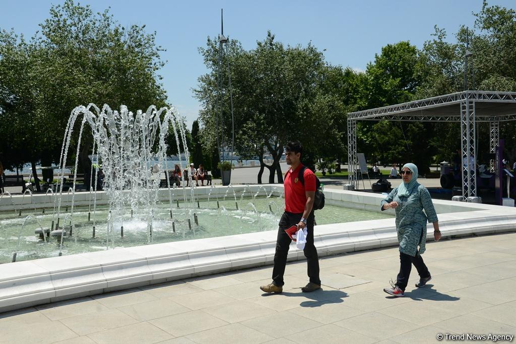 Bakıda "F1 Village" zonasında "Formula 1" pilotlarının avtoqraf-sessiyası FOTOLARDA