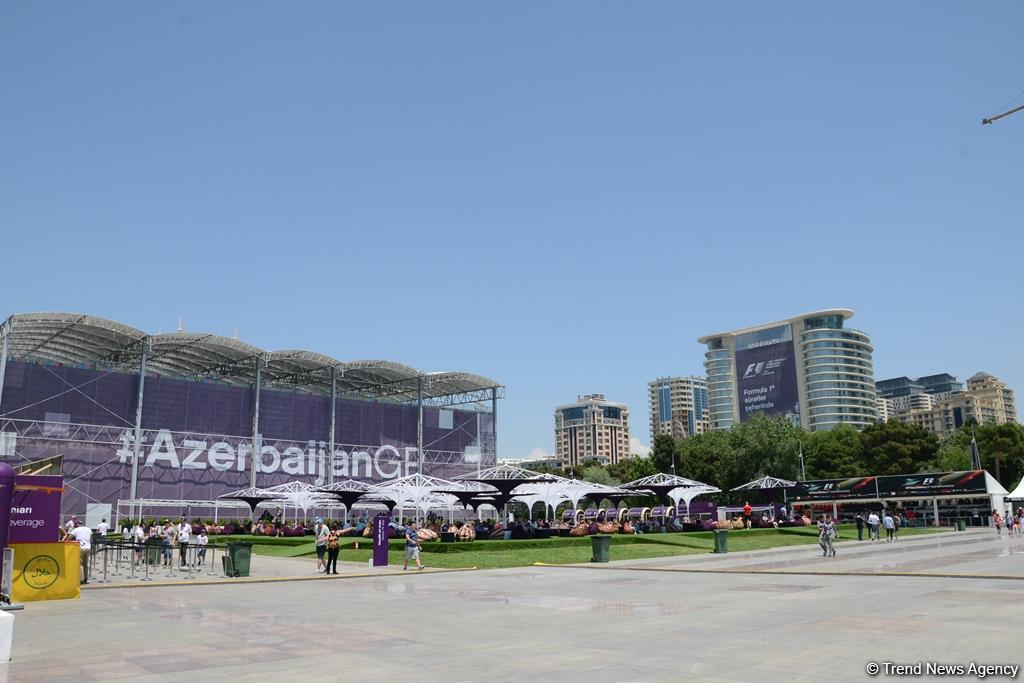 Bakıda "F1 Village" zonasında "Formula 1" pilotlarının avtoqraf-sessiyası FOTOLARDA