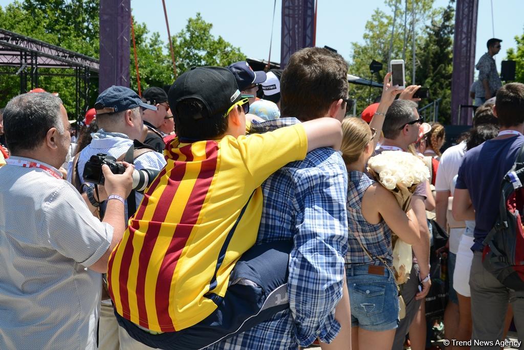 Bakıda "F1 Village" zonasında "Formula 1" pilotlarının avtoqraf-sessiyası FOTOLARDA