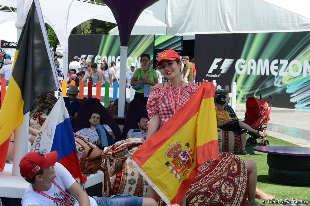 Bakıda "F1 Village" zonasında "Formula 1" pilotlarının avtoqraf-sessiyası FOTOLARDA