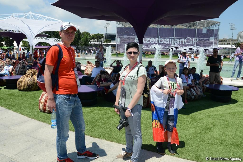 Bakıda "F1 Village" zonasında "Formula 1" pilotlarının avtoqraf-sessiyası FOTOLARDA