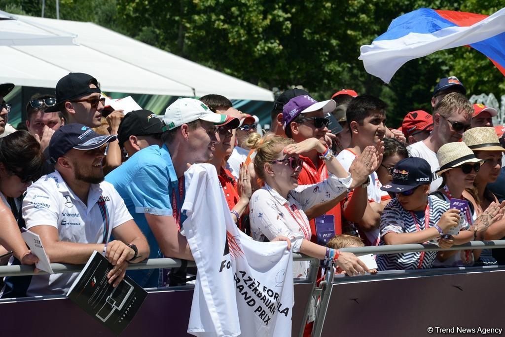 Bakıda "F1 Village" zonasında "Formula 1" pilotlarının avtoqraf-sessiyası FOTOLARDA