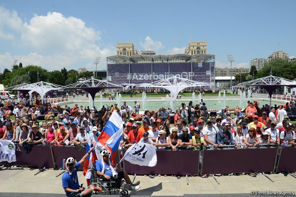 Bakıda "F1 Village" zonasında "Formula 1" pilotlarının avtoqraf-sessiyası FOTOLARDA