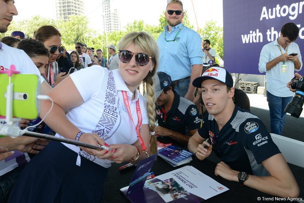 Bakıda "F1 Village" zonasında "Formula 1" pilotlarının avtoqraf-sessiyası FOTOLARDA