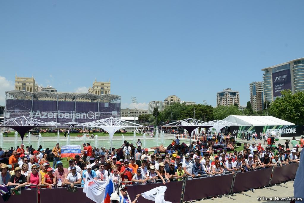 Bakıda "F1 Village" zonasında "Formula 1" pilotlarının avtoqraf-sessiyası FOTOLARDA