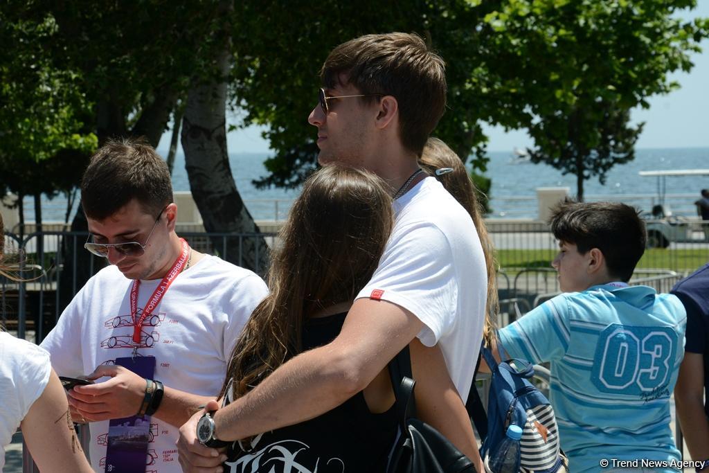 Bakıda "F1 Village" zonasında "Formula 1" pilotlarının avtoqraf-sessiyası FOTOLARDA