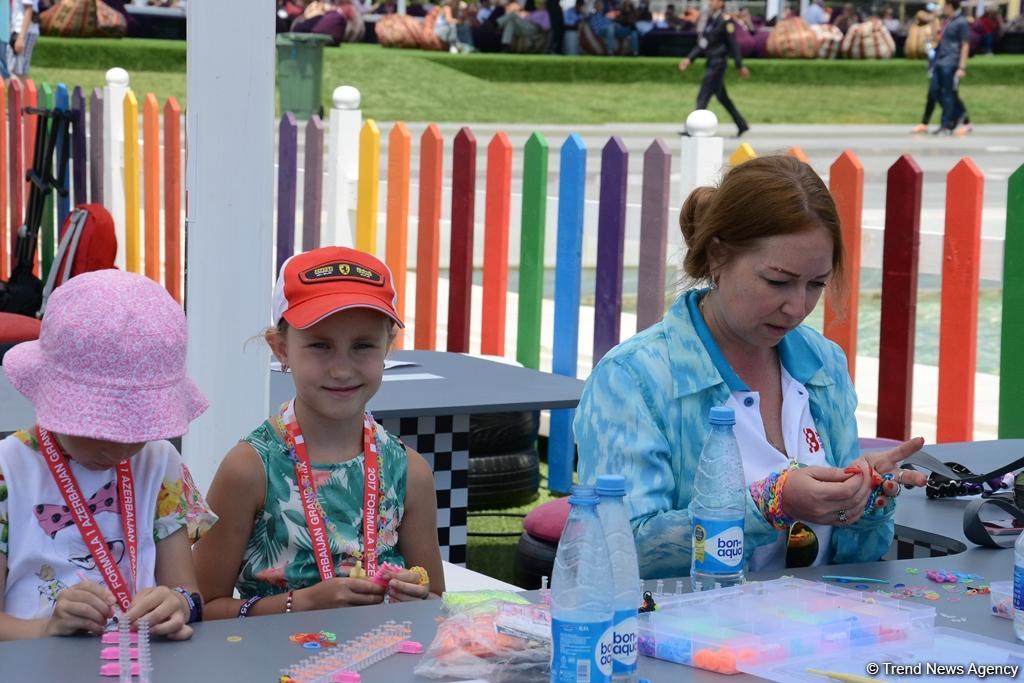 Bakıda "F1 Village" zonasında "Formula 1" pilotlarının avtoqraf-sessiyası FOTOLARDA