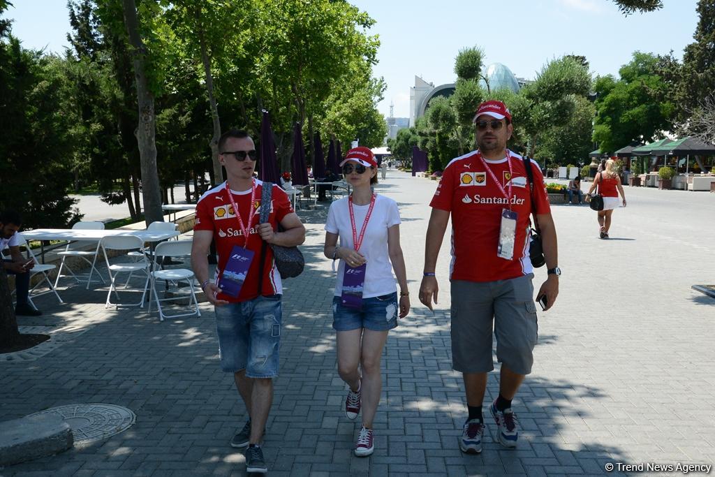 Bakıda "F1 Village" zonasında "Formula 1" pilotlarının avtoqraf-sessiyası FOTOLARDA