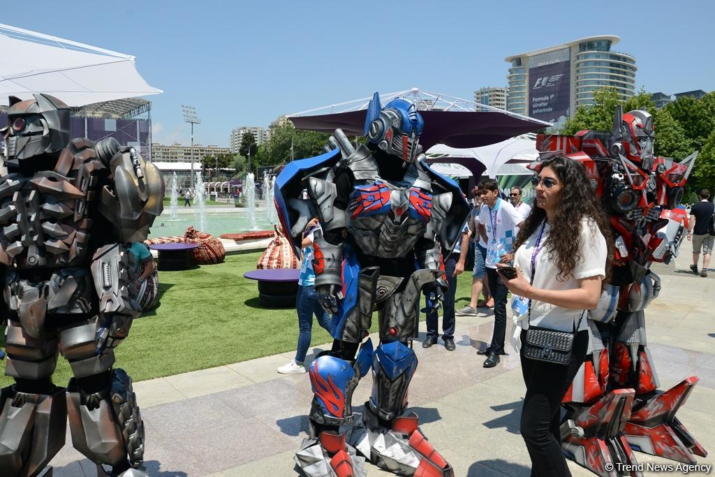 Bakıda "F1 Village" zonasında "Formula 1" pilotlarının avtoqraf-sessiyası FOTOLARDA