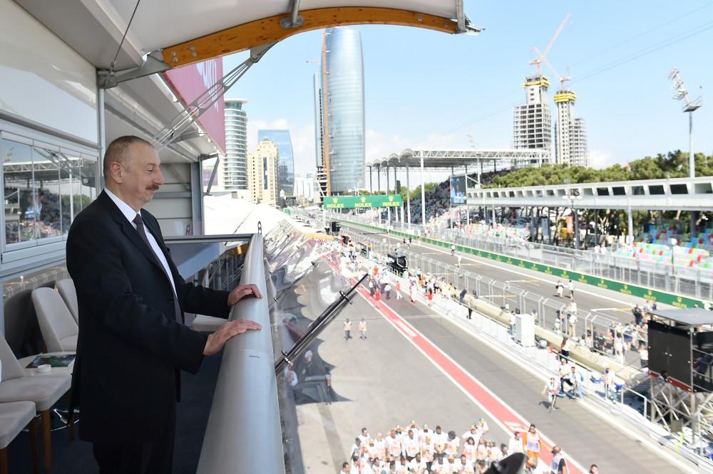 Prezident İlham Əliyev və xanımı Formula 1 Azərbaycan Qran Prisi çərçivəsində yarışları izləyiblər (FOTO)