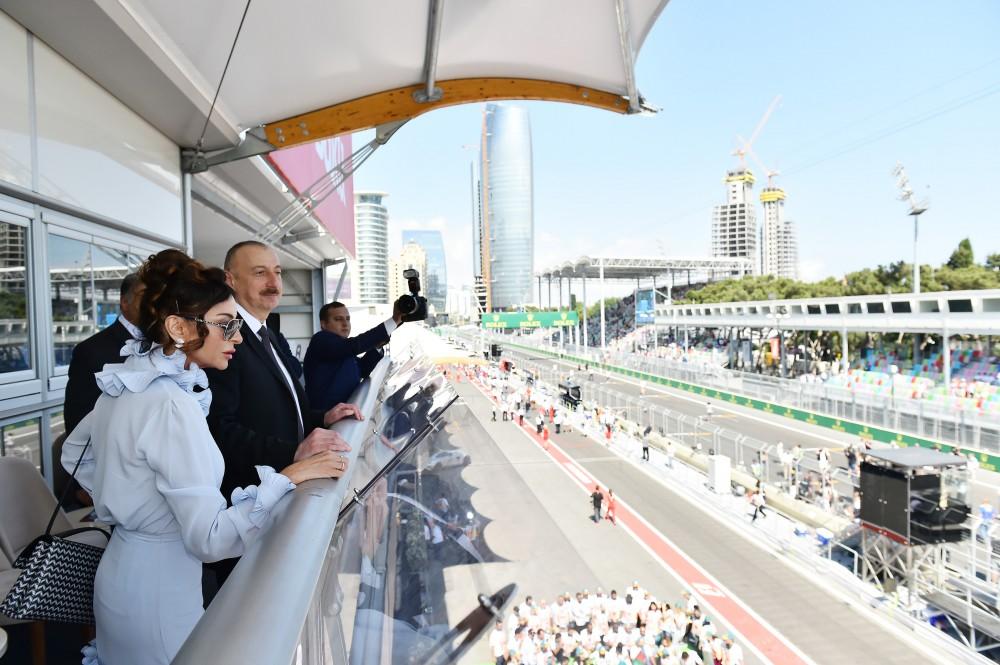 Prezident İlham Əliyev və xanımı Formula 1 Azərbaycan Qran Prisi çərçivəsində yarışları izləyiblər (FOTO)