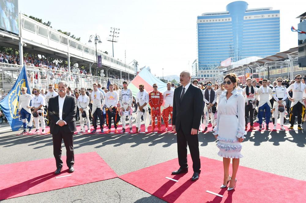 Prezident İlham Əliyev və xanımı Formula 1 Azərbaycan Qran Prisi çərçivəsində yarışları izləyiblər (FOTO)