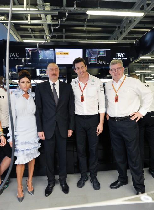 Prezident İlham Əliyev və xanımı Formula 1 Azərbaycan Qran Prisi çərçivəsində yarışları izləyiblər (FOTO)