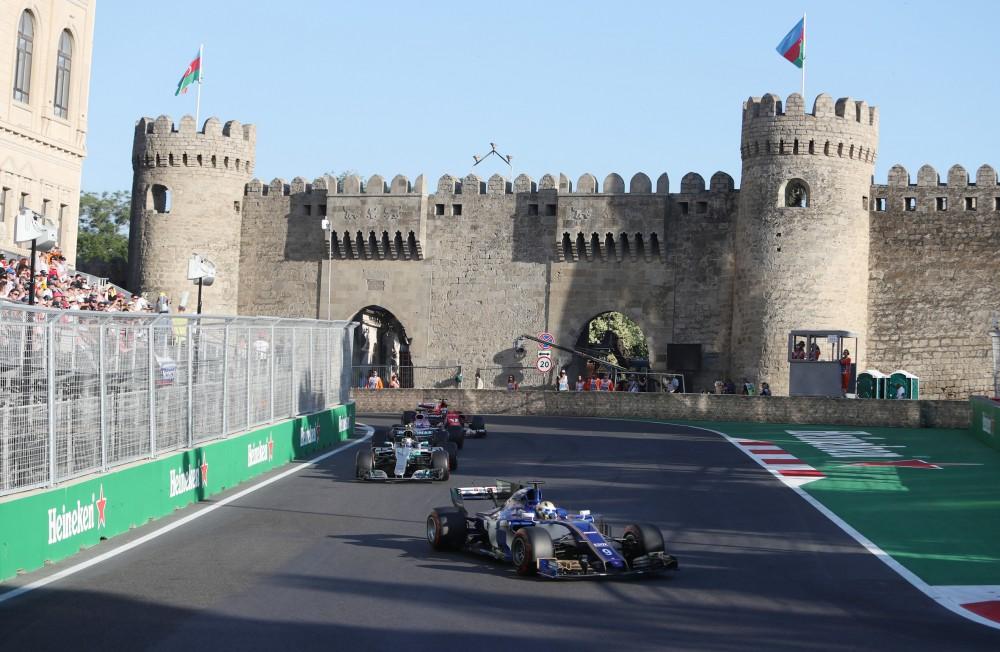 Prezident İlham Əliyev və xanımı Formula 1 Azərbaycan Qran Prisi çərçivəsində yarışları izləyiblər (FOTO)