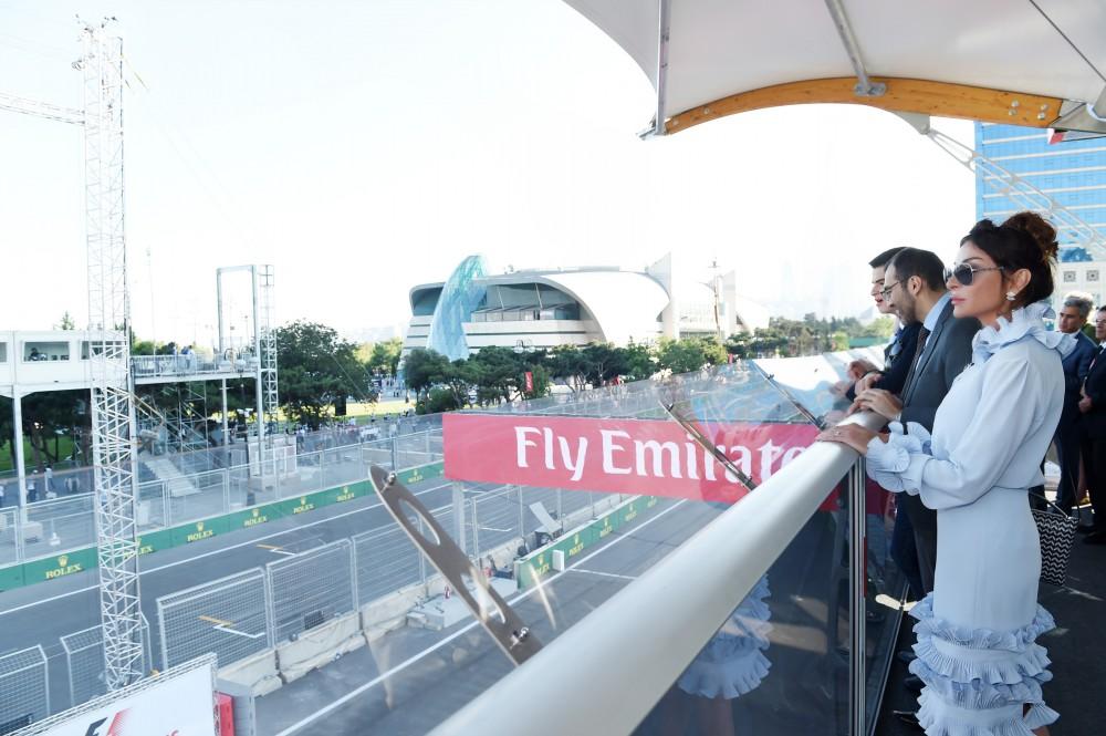 Prezident İlham Əliyev və xanımı Formula 1 Azərbaycan Qran Prisi çərçivəsində yarışları izləyiblər (FOTO)