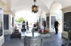 Prezident İlham Əliyev Varşavada “Naməlum əsgər” abidəsini ziyarət edib (FOTO)