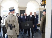 Prezident İlham Əliyev Varşavada “Naməlum əsgər” abidəsini ziyarət edib (FOTO)