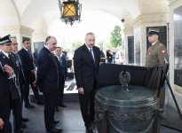 Prezident İlham Əliyev Varşavada “Naməlum əsgər” abidəsini ziyarət edib (FOTO)