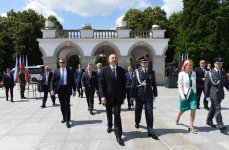 Prezident İlham Əliyev Varşavada “Naməlum əsgər” abidəsini ziyarət edib (FOTO)