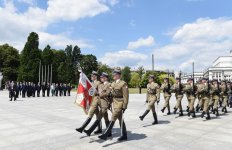 Prezident İlham Əliyev Varşavada “Naməlum əsgər” abidəsini ziyarət edib (FOTO)