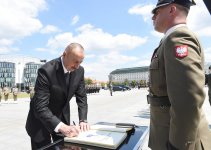 Prezident İlham Əliyev Varşavada “Naməlum əsgər” abidəsini ziyarət edib (FOTO)