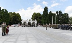 Prezident İlham Əliyev Varşavada “Naməlum əsgər” abidəsini ziyarət edib (FOTO)