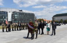 Prezident İlham Əliyev Varşavada “Naməlum əsgər” abidəsini ziyarət edib (FOTO)