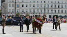 Prezident İlham Əliyev Varşavada “Naməlum əsgər” abidəsini ziyarət edib (FOTO)