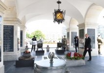 Prezident İlham Əliyev Varşavada “Naməlum əsgər” abidəsini ziyarət edib (FOTO)