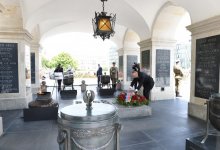 Prezident İlham Əliyev Varşavada “Naməlum əsgər” abidəsini ziyarət edib (FOTO)