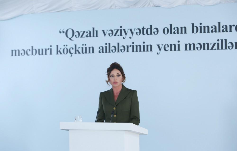 Birinci vitse-prezident Mehriban Əliyeva məcburi köçkün ailələrinə Masazırda yeni mənzillərin verilməsi mərasimində iştirak edib (FOTO) (YENİLƏNİB)