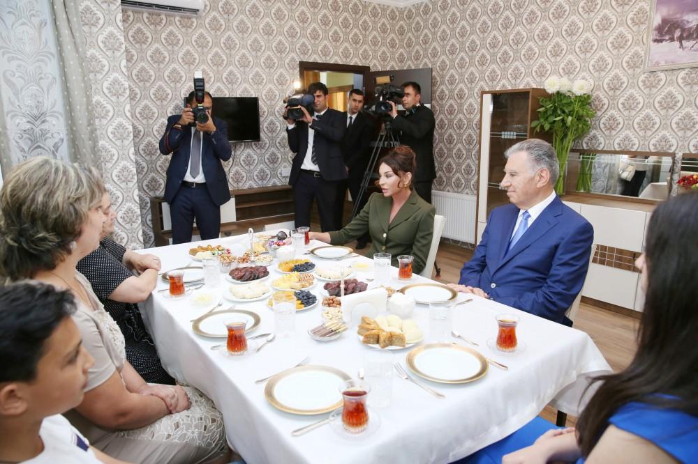 Birinci vitse-prezident Mehriban Əliyeva məcburi köçkün ailələrinə Masazırda yeni mənzillərin verilməsi mərasimində iştirak edib (FOTO) (YENİLƏNİB)
