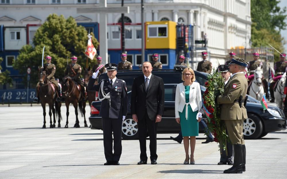 Prezident İlham Əliyev Varşavada “Naməlum əsgər” abidəsini ziyarət edib (FOTO)