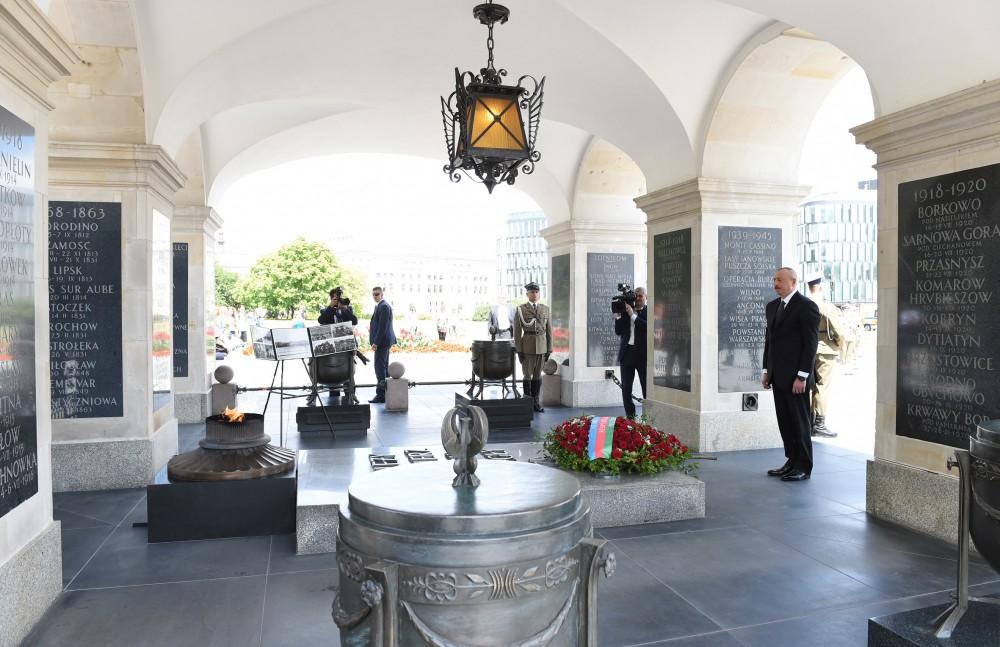 Prezident İlham Əliyev Varşavada “Naməlum əsgər” abidəsini ziyarət edib (FOTO)