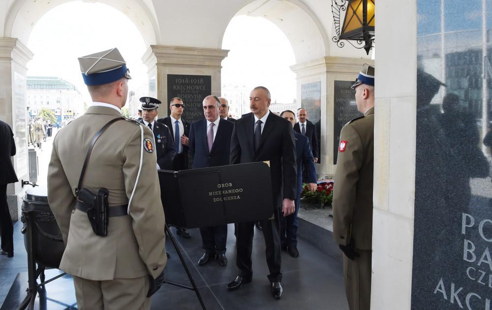 Prezident İlham Əliyev Varşavada “Naməlum əsgər” abidəsini ziyarət edib (FOTO)