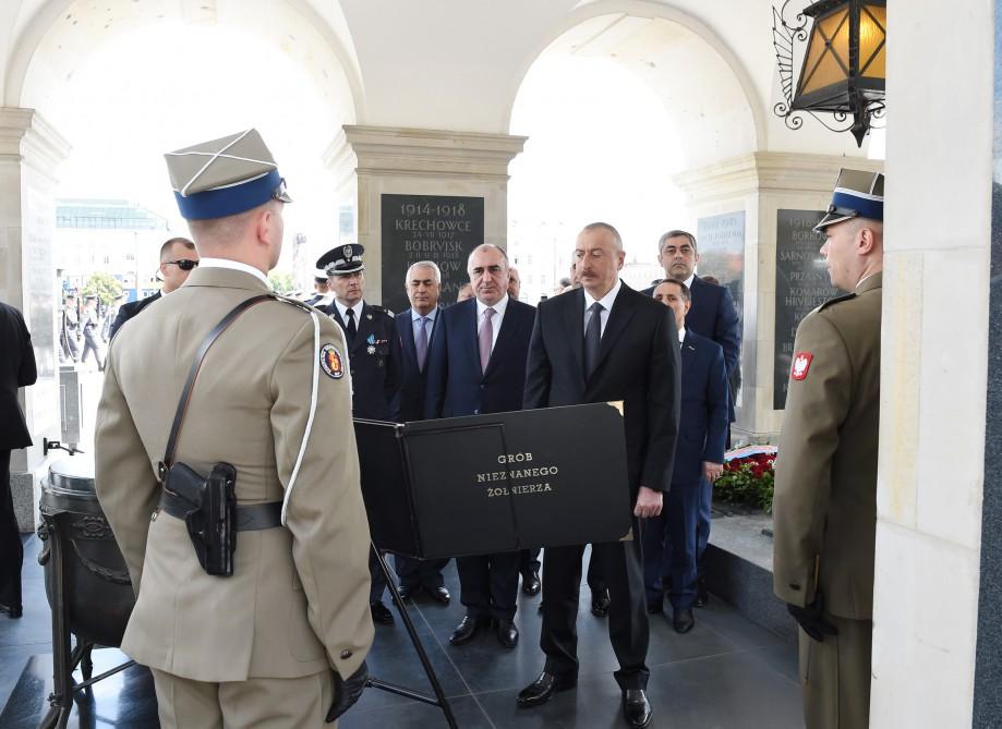 Prezident İlham Əliyev Varşavada “Naməlum əsgər” abidəsini ziyarət edib (FOTO)