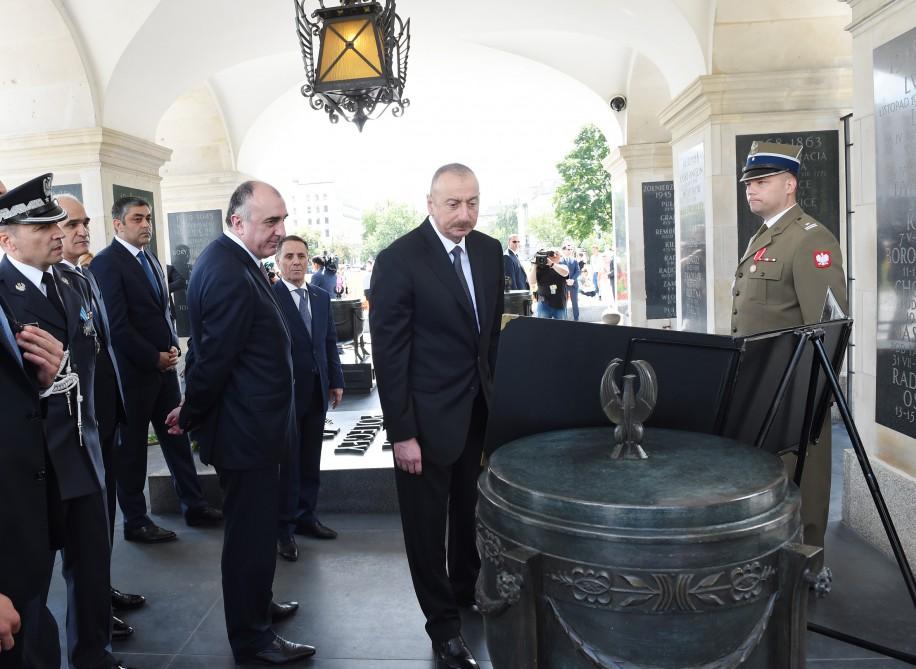 Prezident İlham Əliyev Varşavada “Naməlum əsgər” abidəsini ziyarət edib (FOTO)