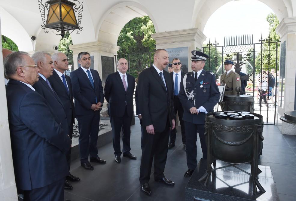 Prezident İlham Əliyev Varşavada “Naməlum əsgər” abidəsini ziyarət edib (FOTO)
