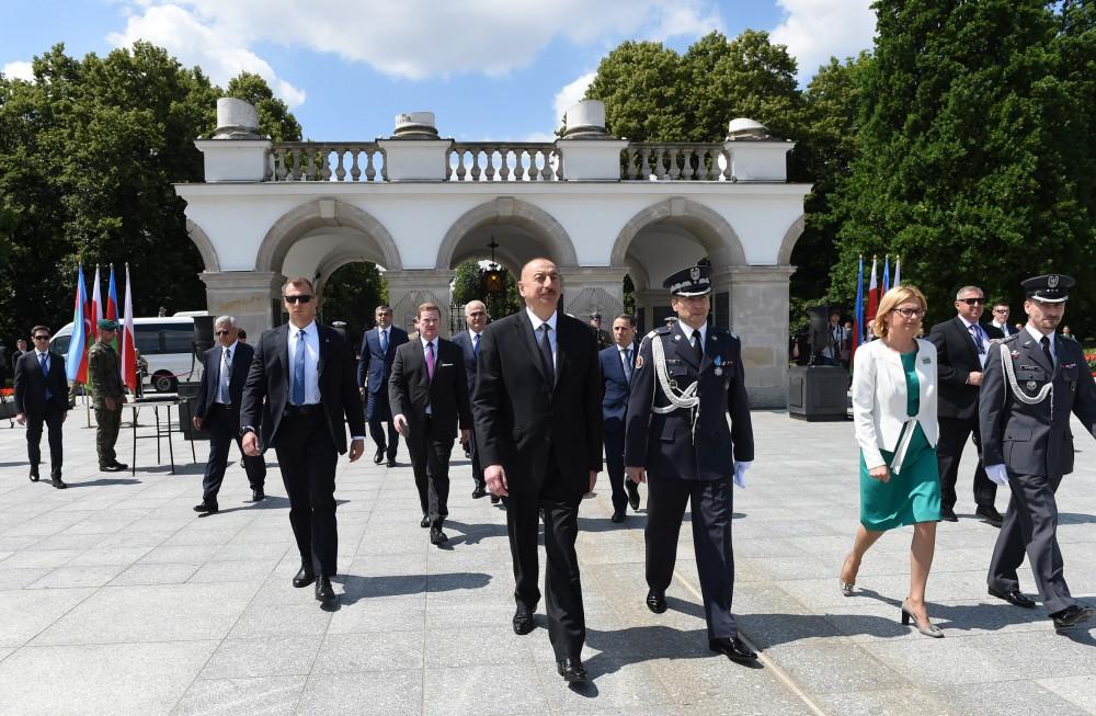 Prezident İlham Əliyev Varşavada “Naməlum əsgər” abidəsini ziyarət edib (FOTO)