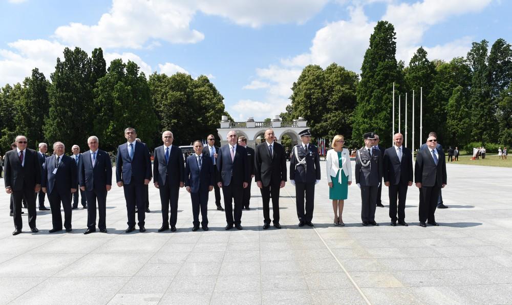 Prezident İlham Əliyev Varşavada “Naməlum əsgər” abidəsini ziyarət edib (FOTO)