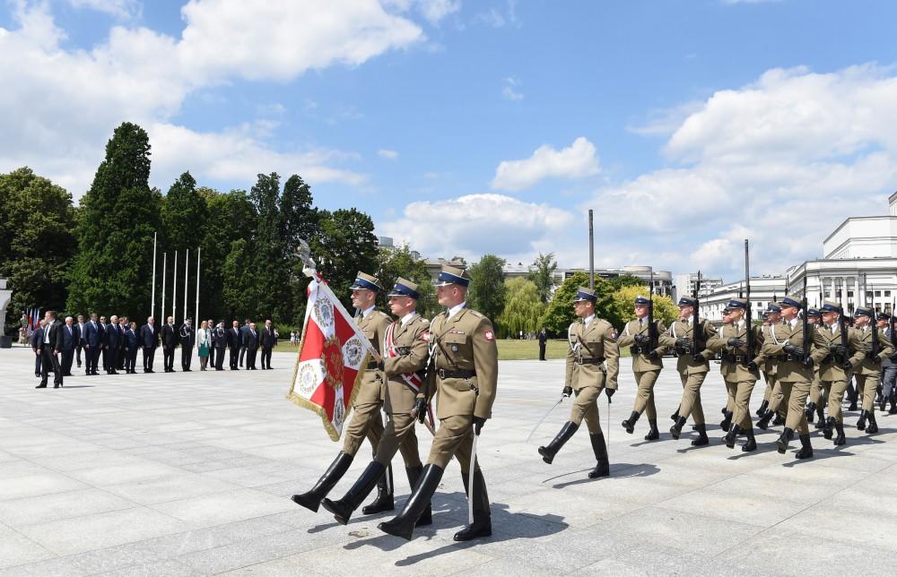 Prezident İlham Əliyev Varşavada “Naməlum əsgər” abidəsini ziyarət edib (FOTO)