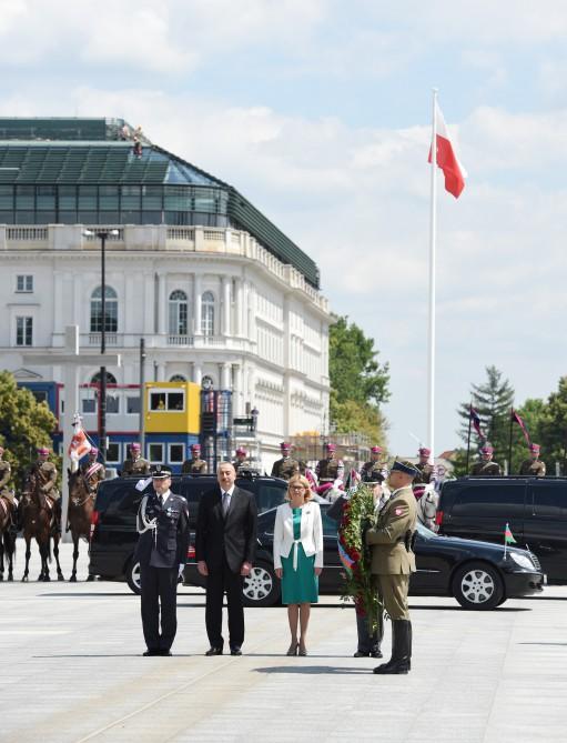 Prezident İlham Əliyev Varşavada “Naməlum əsgər” abidəsini ziyarət edib (FOTO)