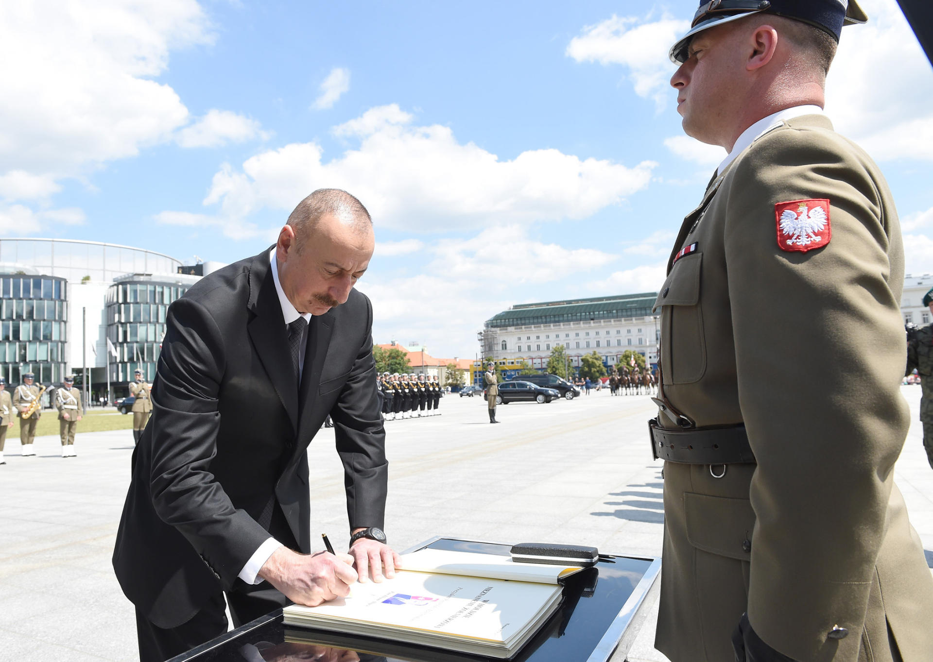 Prezident İlham Əliyev Varşavada “Naməlum əsgər” abidəsini ziyarət edib (FOTO)