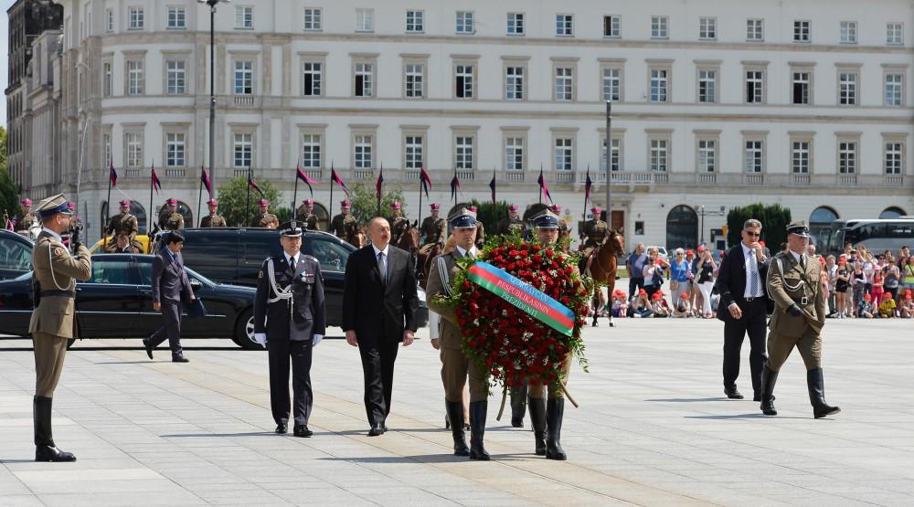 Prezident İlham Əliyev Varşavada “Naməlum əsgər” abidəsini ziyarət edib (FOTO)