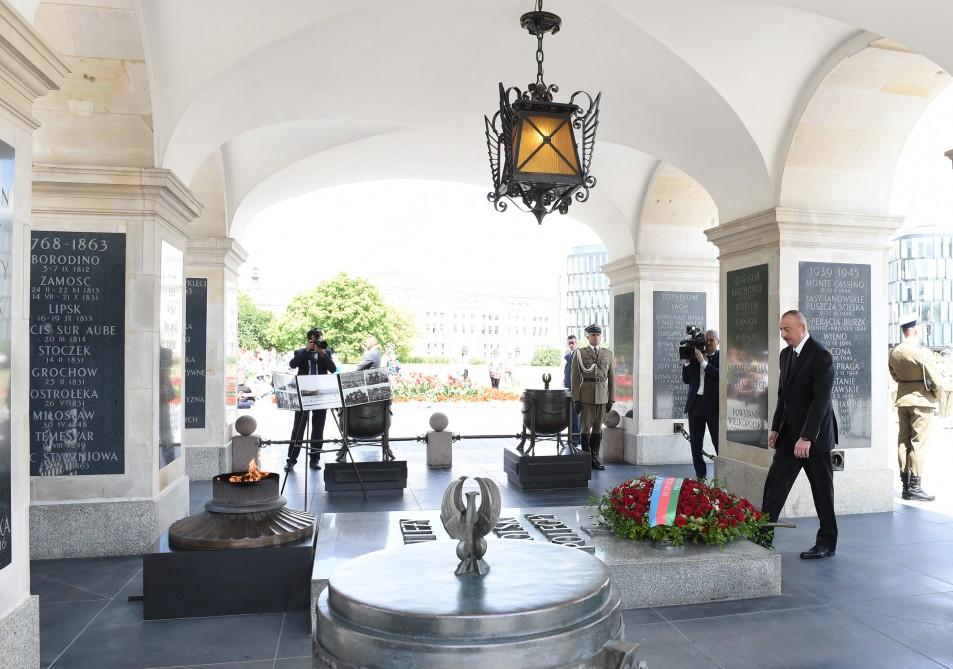 Prezident İlham Əliyev Varşavada “Naməlum əsgər” abidəsini ziyarət edib (FOTO)