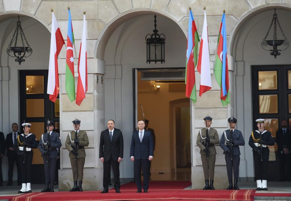 Azərbaycan Prezidenti İlham Əliyevin Varşavada rəsmi qarşılanma mərasimi olub (FOTO)