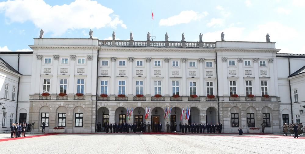 Azərbaycan Prezidenti İlham Əliyevin Varşavada rəsmi qarşılanma mərasimi olub (FOTO)